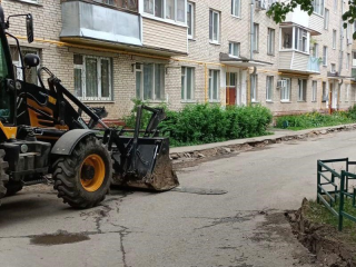 В Ленинском округе меняют асфальт на двух дворовых территориях