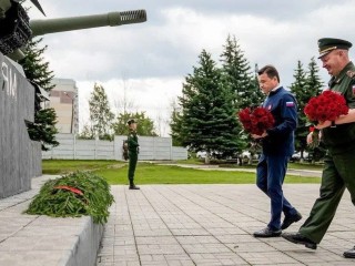 Андрей Воробьев возложил цветы к памятнику танкистам в Наро-Фоминске