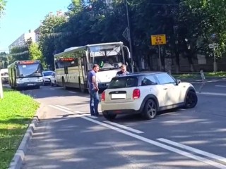 Водитель пьяная или с инсультом: в соцсетях обсуждают видео странного ДТП в Жуковском