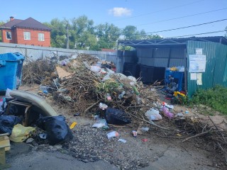 Власти Бронниц пообещали вывезти мусор с улицы Красной до 6 июня