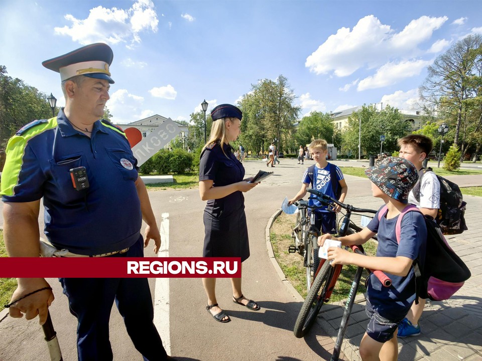 На улице Пушкина останавливали велосипедистов и самокатчиков, пересекающих «зебру» на колесах