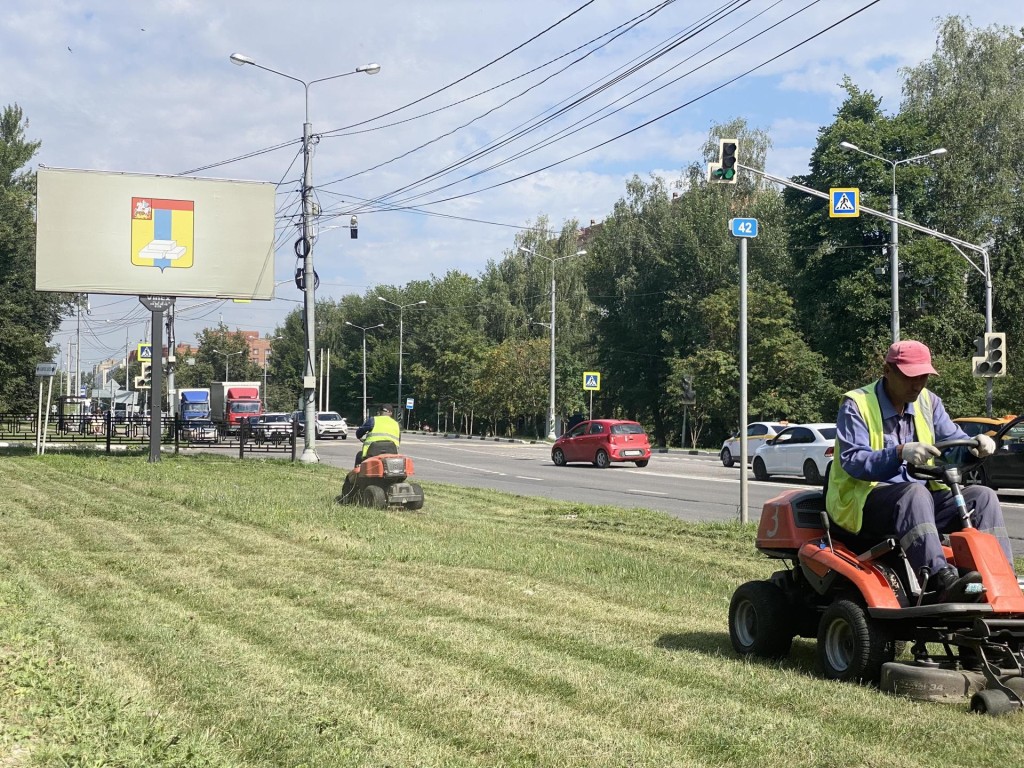 На газонах и лужайках в Домодедове идет вторая волна покоса