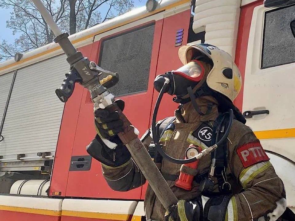 Взрывоопасный мусор горит в микрорайоне Авиаторов в Балашихе