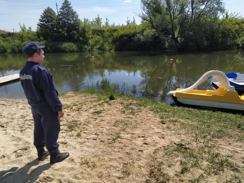 Спасатели предостерегли купающихся от прыжков в воду головой вниз