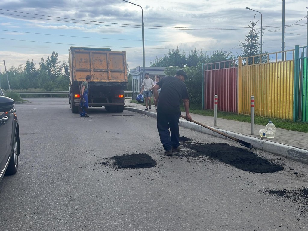 В Балашихе починили дорожное покрытие во дворе дома на Балашихинском шоссе  | REGIONS.RU / Балашиха