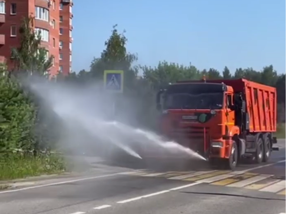 Более 40 тысяч литров воды ежедневно распыляет машина-поливалка в Черноголовке