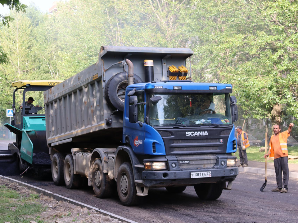 Укладку нового дорожного покрытия завершили в Дзержинском на улице Школьной