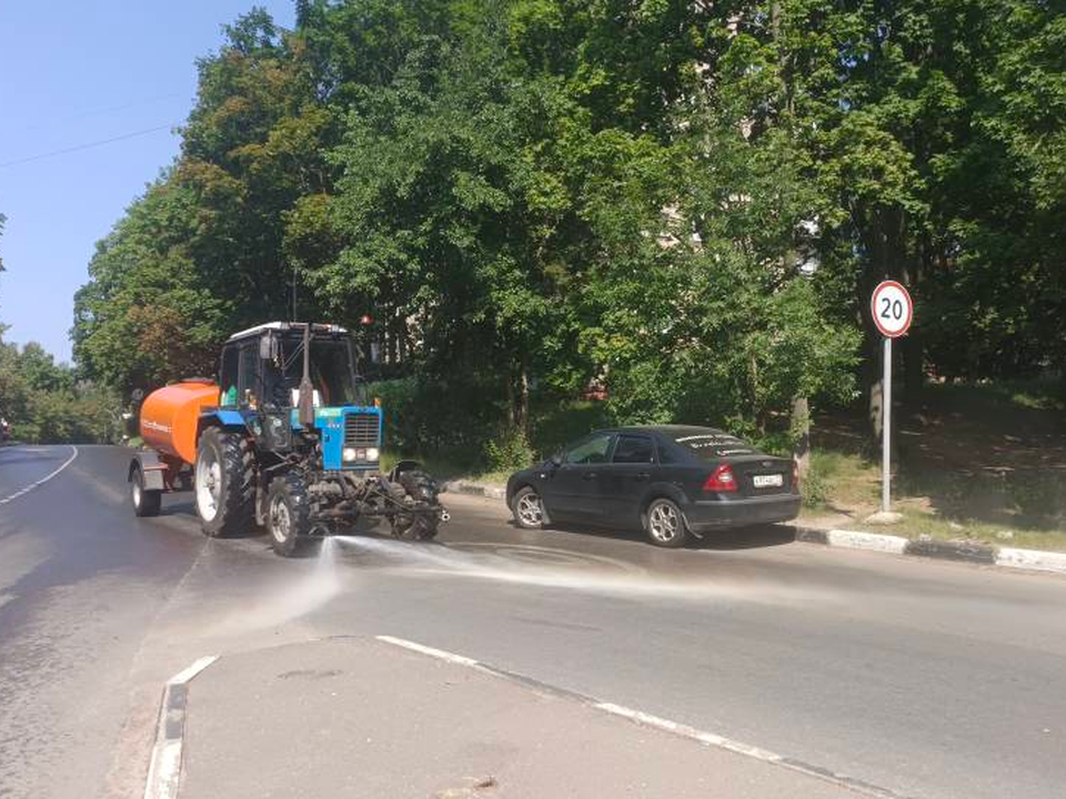 Коммунальные службы Дзержинского в жару проводят влажную уборку дорог