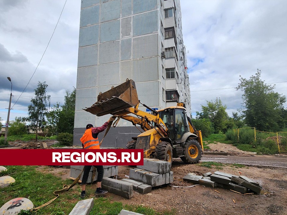 На улице Военный городок укладывают новый асфальт и ремонтируют тротуар