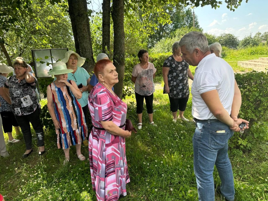 Дорогу на улице Школьной в Ченцах обещали посыпать щебнем по просьбе  жителей | REGIONS.RU / Волоколамск