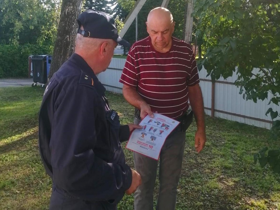 Пожарные раздали дмитровчанам памятки с правилами безопасности и номерами телефонов экстренных служб