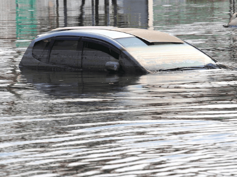 В Наро-Фоминске водитель автомобиля не справился с управлением и съехал в реку