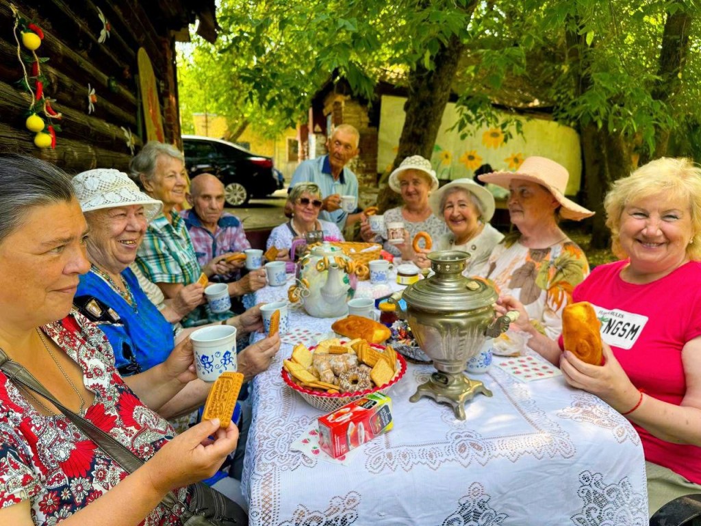 Пенсионеры из Сергиева Посада организовали уголок для чаепитий с самоваром  | REGIONS.RU / Сергиев Посад