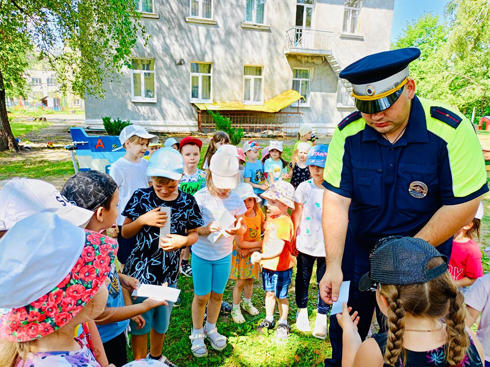 Знание правил дорожного движения доказали дошкольники полицейским в Ступине