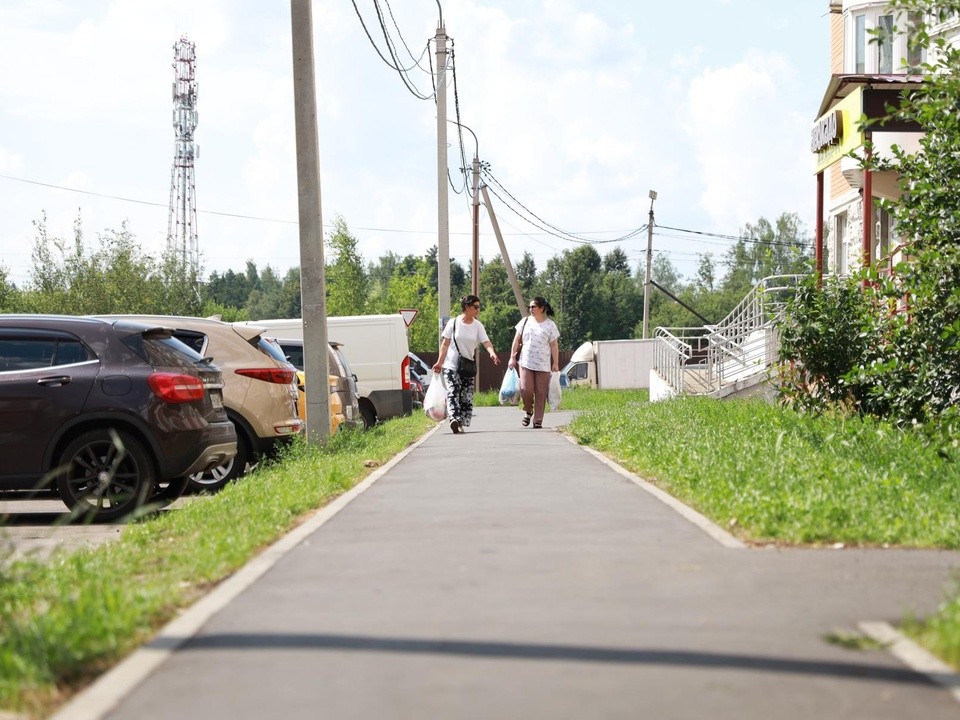 В химкинской деревне Брехово в ряде дворов заменили тротуары и дорожное покрытие