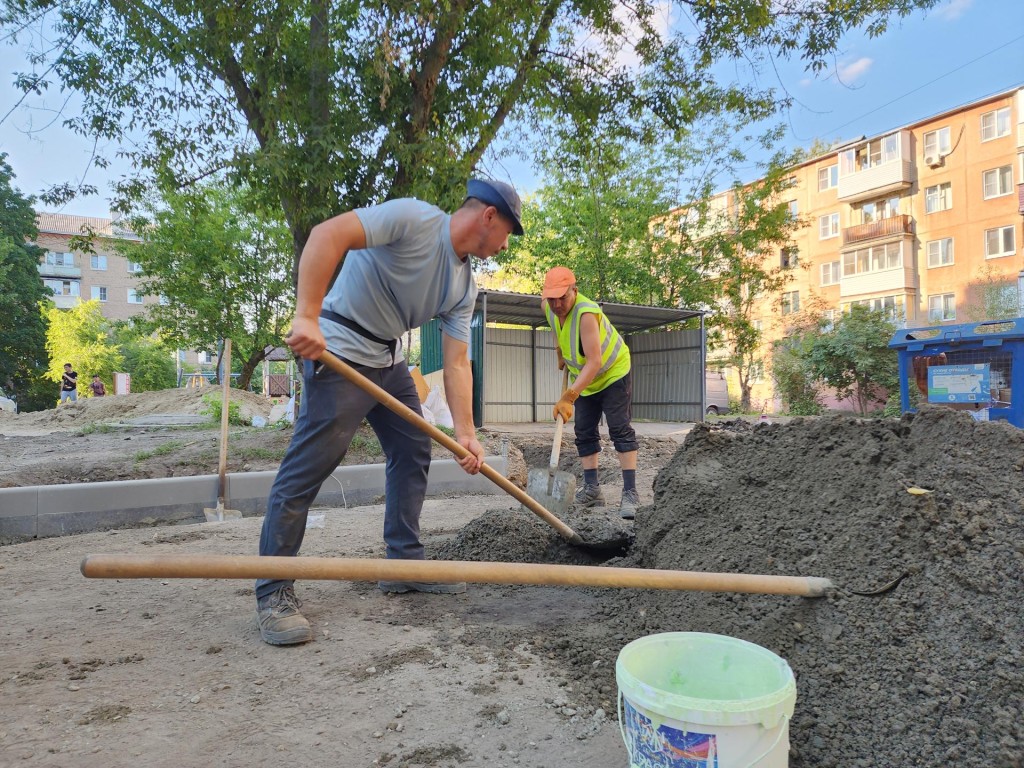 Несколько дворовых территорий благоустраивают на улице Мира в Электростали