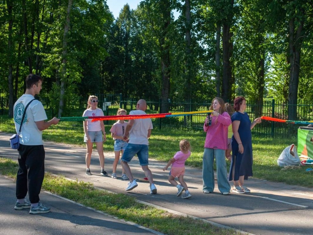 В День семьи, любви и верности можайцы играли, участвовали в эстафетах и занимались творчеством