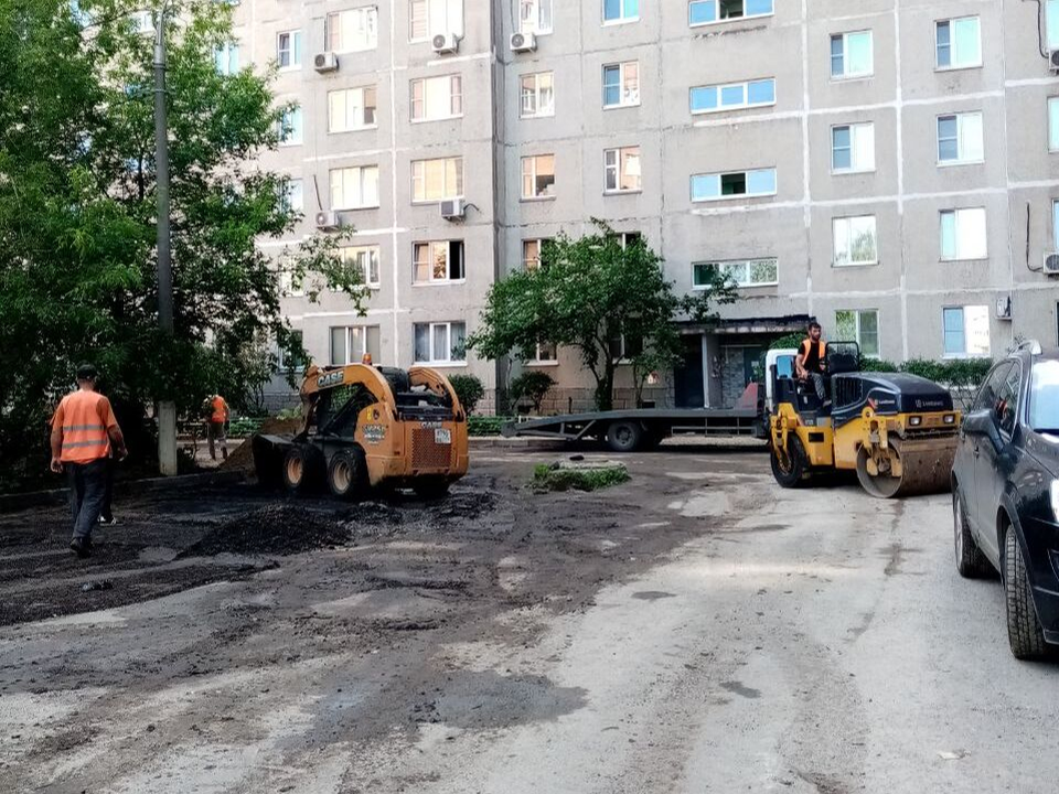 Новый асфальт укладывают в двух дворах Дзержинского