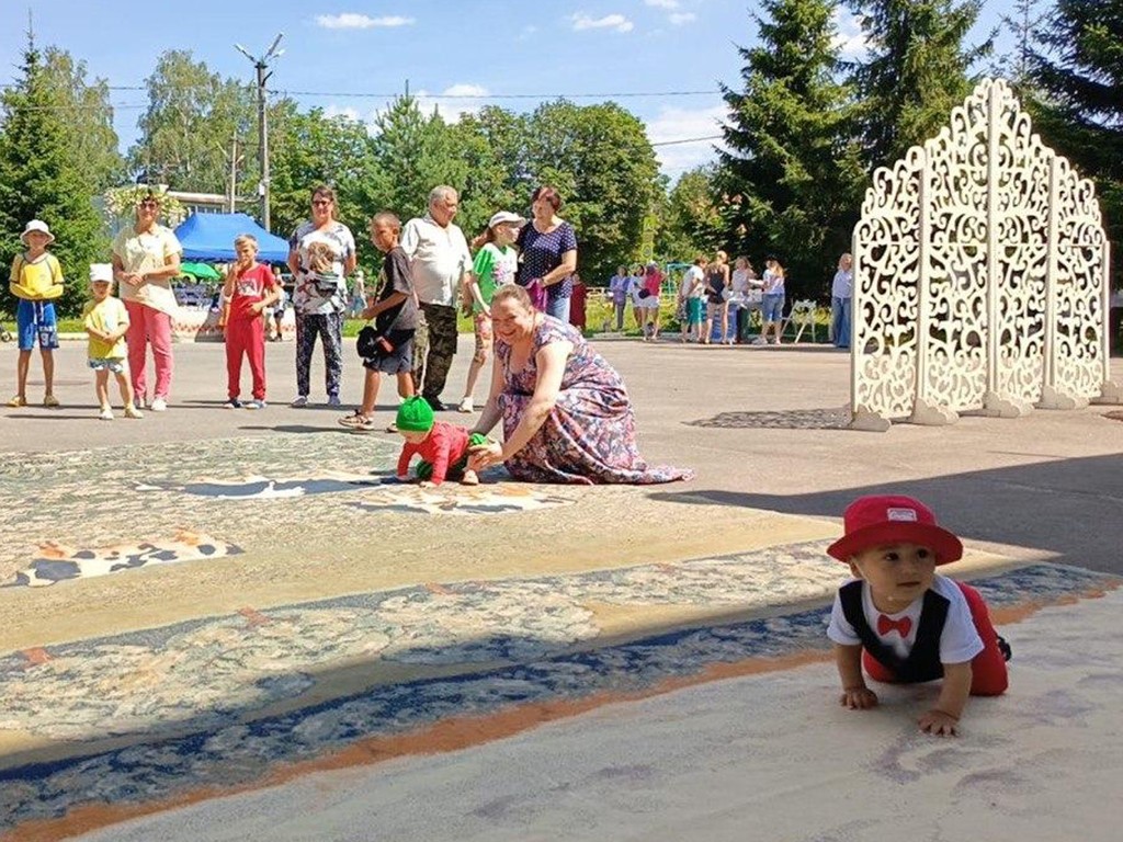 День семьи, любви и верности отметили в Пушкинском округе парадом колясок и  забегом ползунков | REGIONS.RU / Пушкино