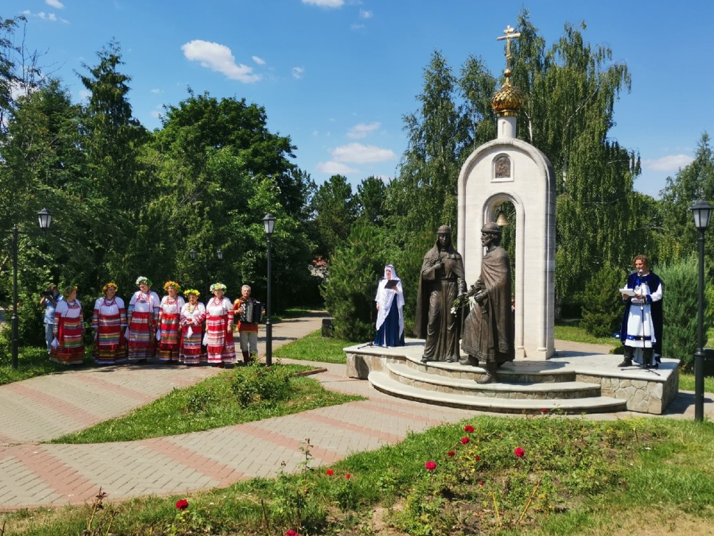 В Дмитрове встречают День семьи, любви и верности: афиша для жителей на выходные  дни | REGIONS.RU / Дмитров