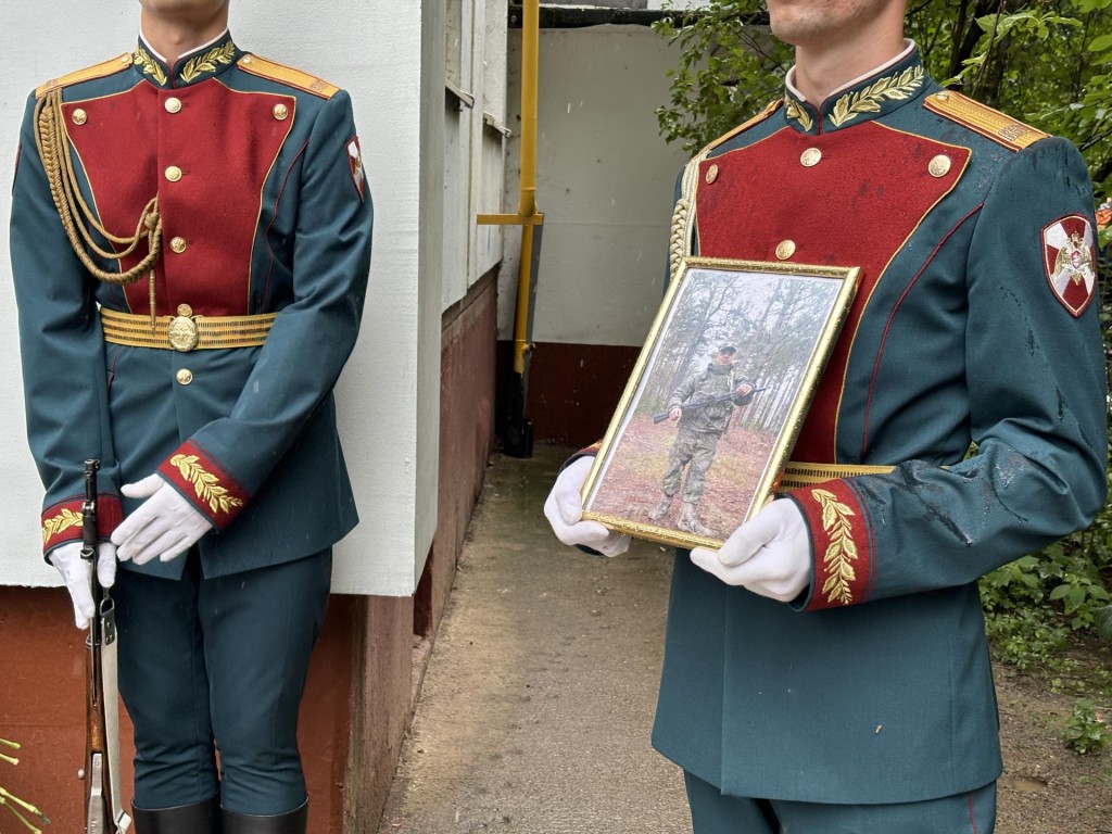 В Балашихе в микрорайоне Заря открыли мемориальную доску герою СВО  Александру Девятко | REGIONS.RU / Балашиха