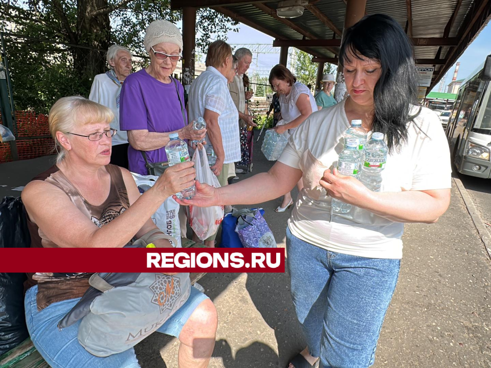 Десятки бутылок прохладной воды бесплатно раздали жителям Клина в жару