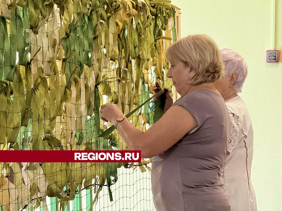 Долголеты из Мурикова сплели маскировочные сети для бойцов СВО