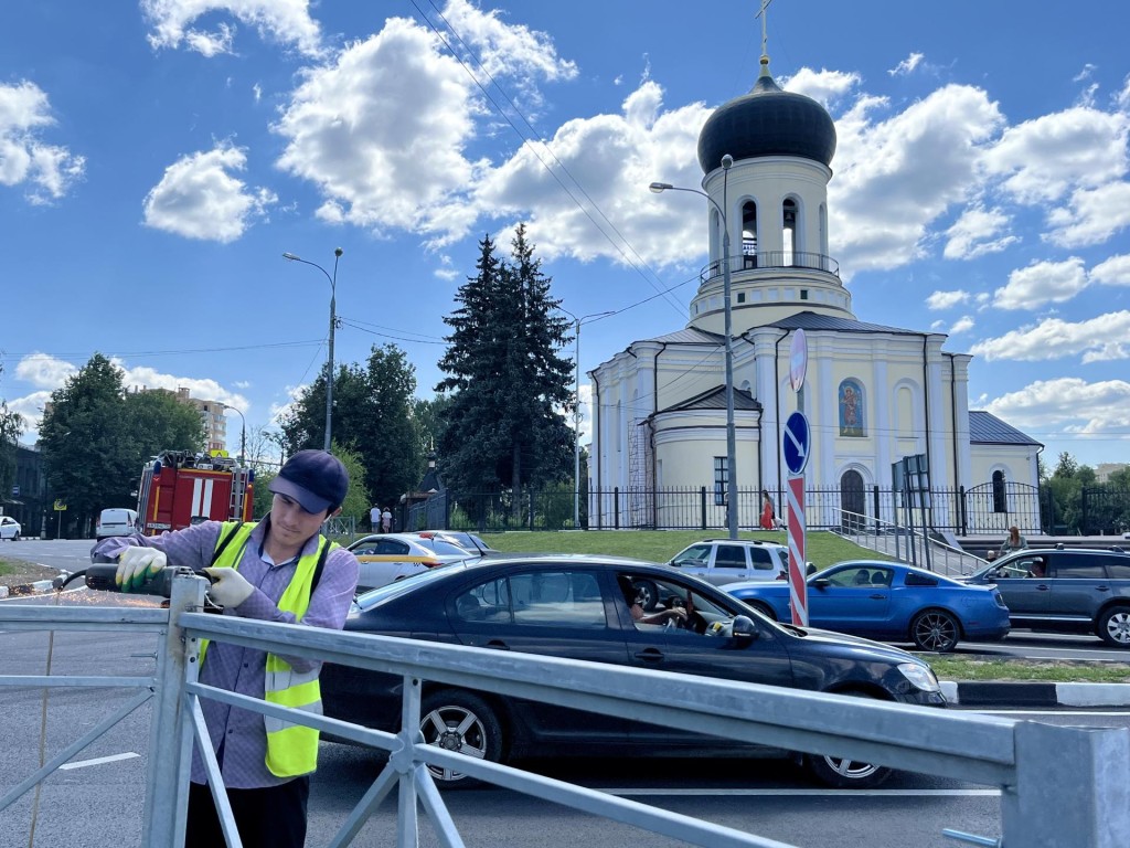 В центре Наро-Фоминска устанавливают дорожные пешеходные ограждения