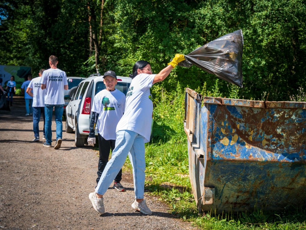 «Чистый лес»: в микрорайоне Южный люди вышли на субботник