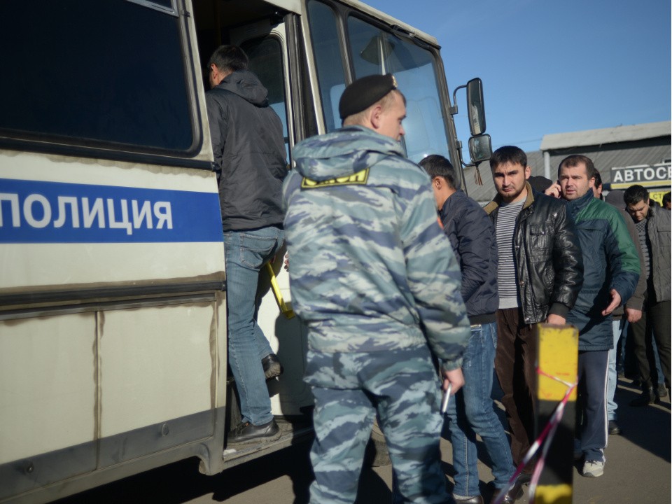 В Госдуму внесли законопроект о депортации отбывших срок заключения мигрантов