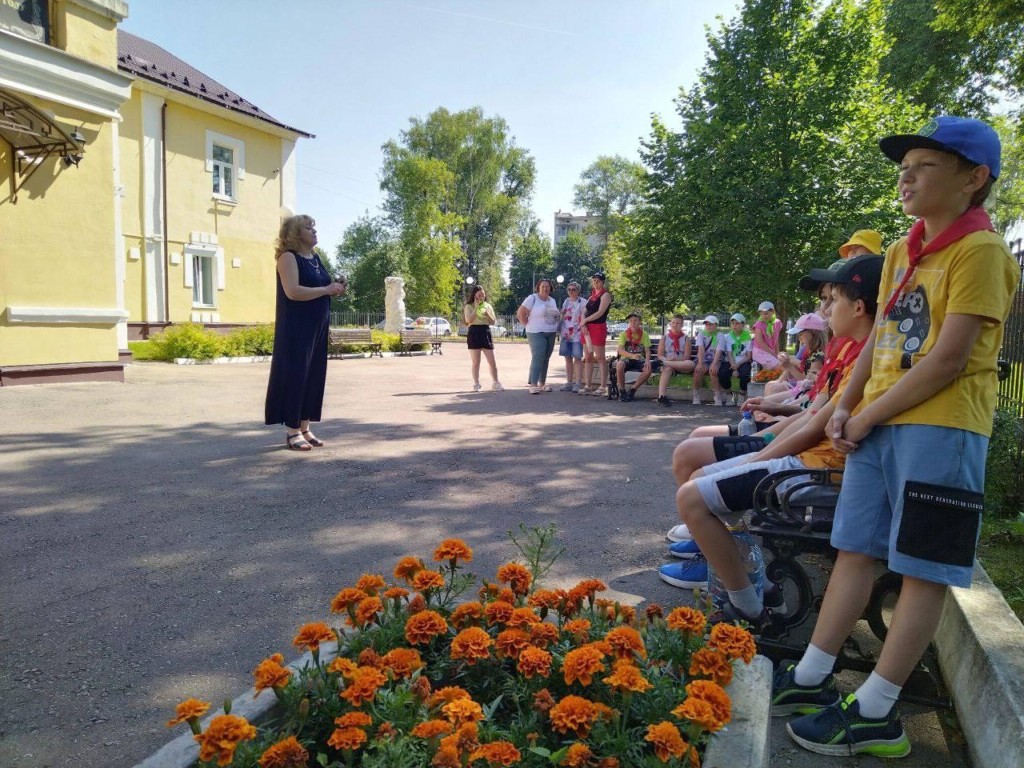 Ученики школы имени Лермонтова побывали на экскурсии в Истринском  драмтеатре | REGIONS.RU / Истра