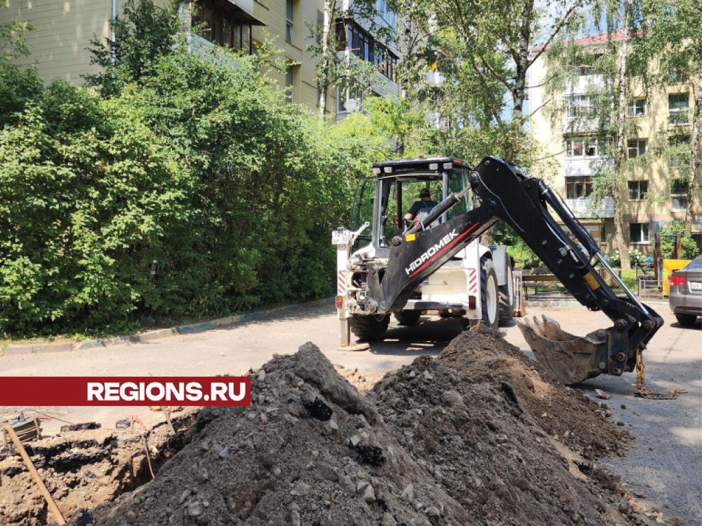 Работы по замене труб теплосети ведут коммунальщики на улице Полевая