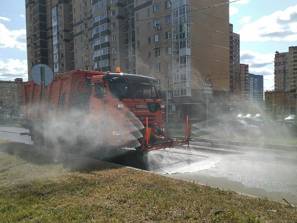 Зачем коммунальные службы поливают дороги в Дмитрове в жару