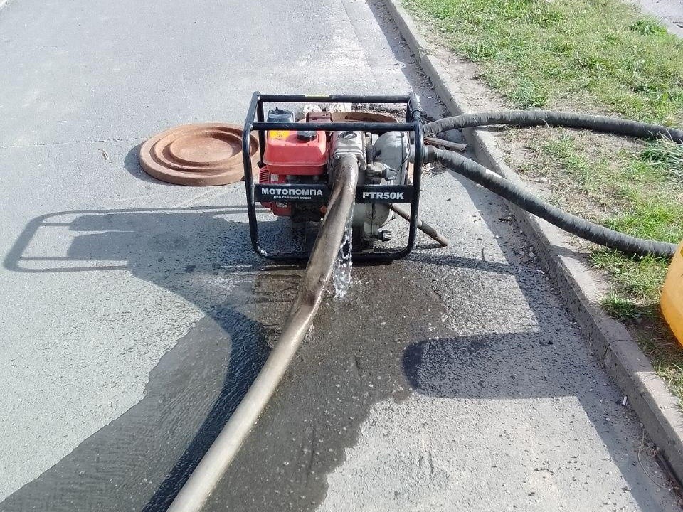 На Лихачевском проспекте коммунальщики устраняют подтопление на дороге