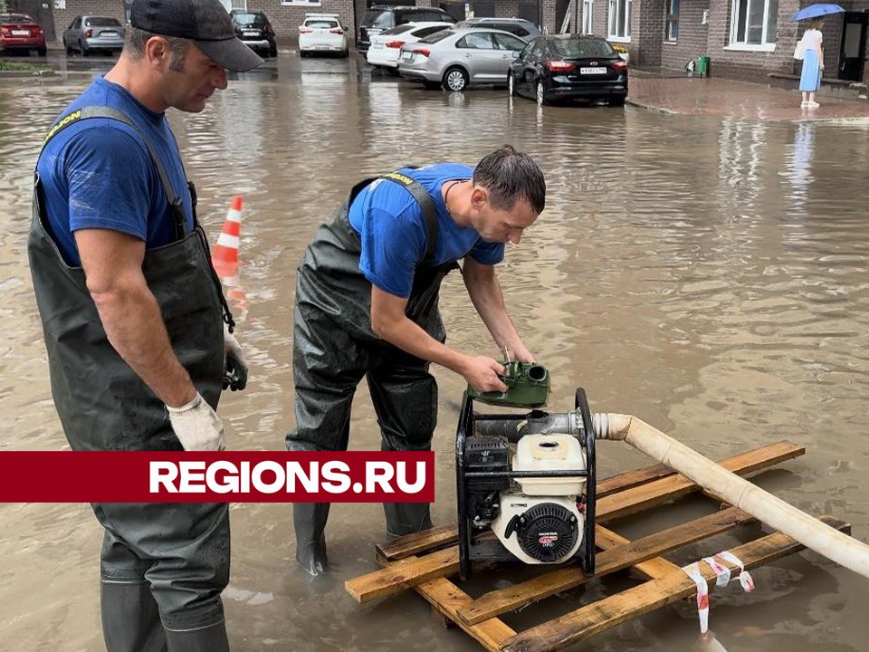 Мощная спецтехника прочистит ливневки на улице Баранова, где из-за дождя образовалось озеро