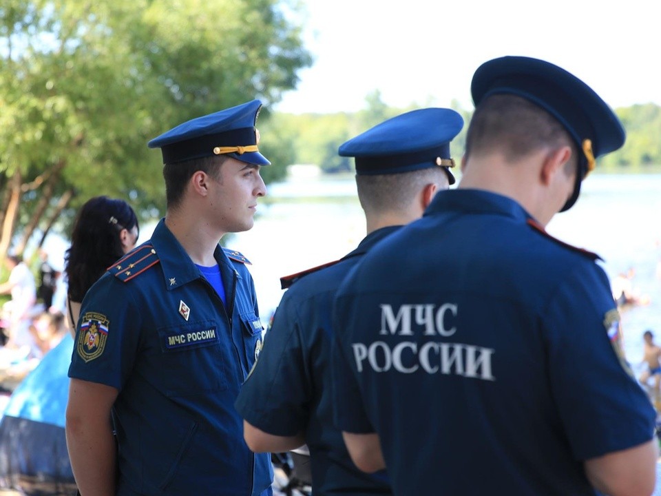 На пляже в Мысово сотрудники МЧС проверили работу спасателей и напомнили жителям правила безопасности