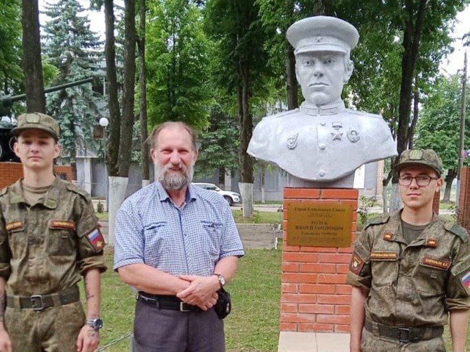 Бюст Героя-танкиста, созданный волоколамским художником , установили в Кантемировской дивизии