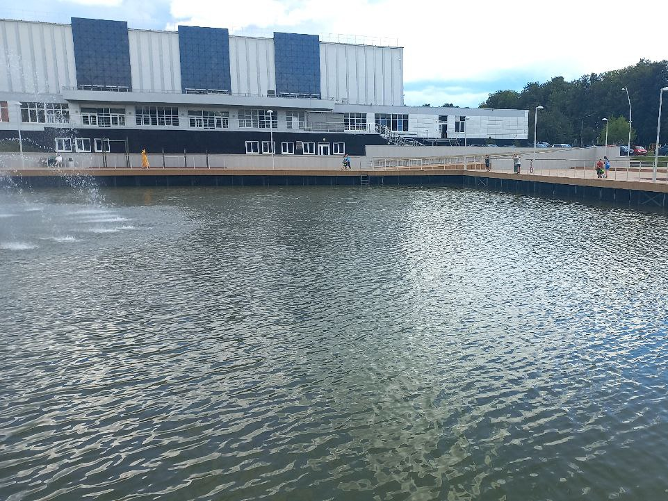 Из электростальского пруда вывезли почти пять тонн водорослей