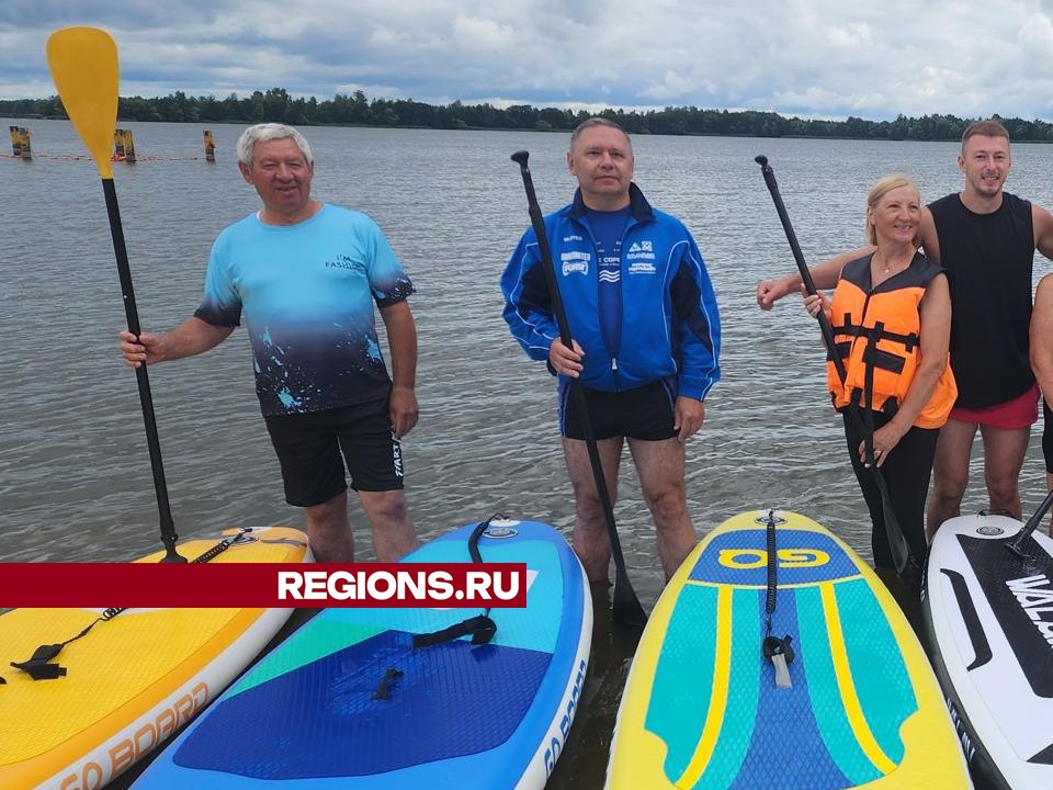 Участники проекта «Активное долголетие» катаются на сапбордах по Святому озеру