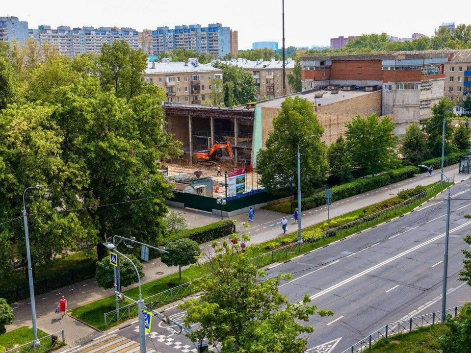 Вместо фойе зияет пустота: в центре Мытищ эпично реконструируют здание театра «ФЭСТ»