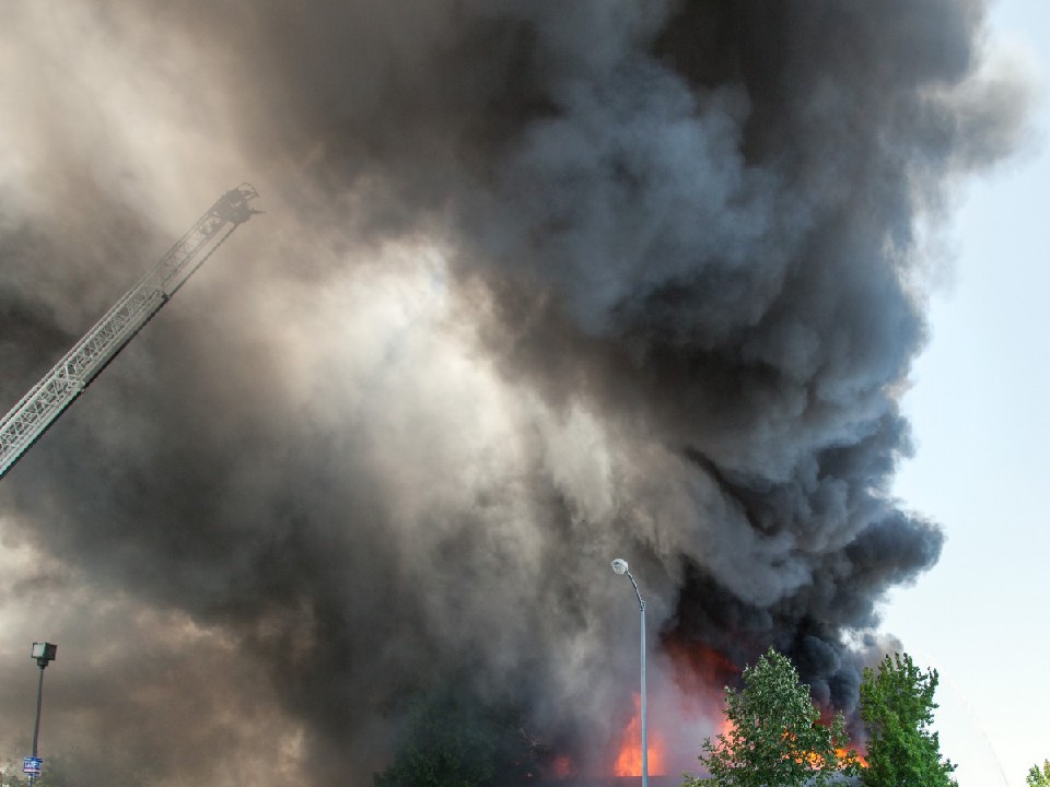 Жуткий пожар на заводе моторных масел в Талдоме попал на видео