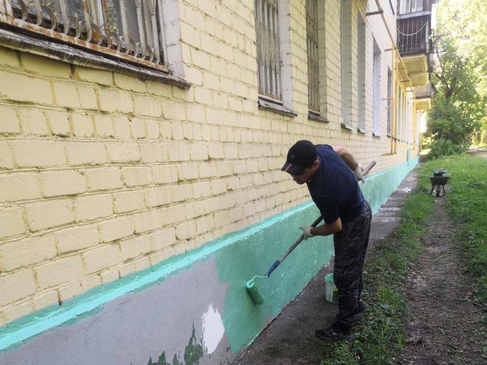 В Лобне красят ограждения и кронируют деревья в рамках городского благоустройства