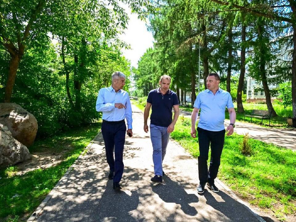 В Рабочем поселке кронируют деревья и покосят траву по просьбам жителей