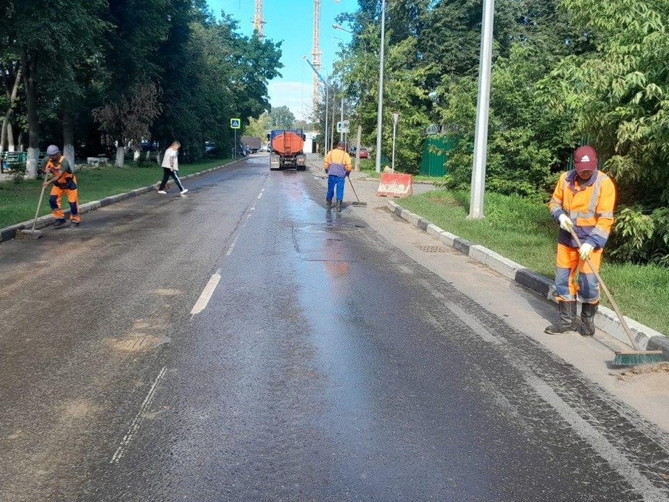 В Долгопрудном коммунальные службы навели порядок на улицах Парковая и Советская