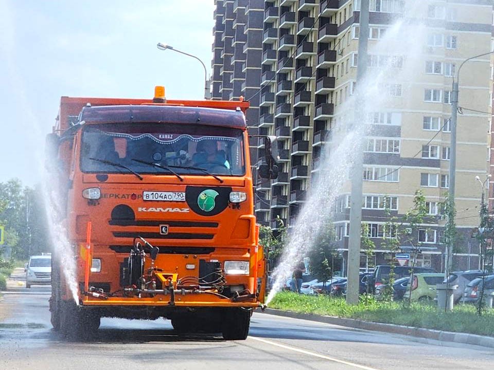 В Лосино-Петровском поливают дороги из-за тропической жары