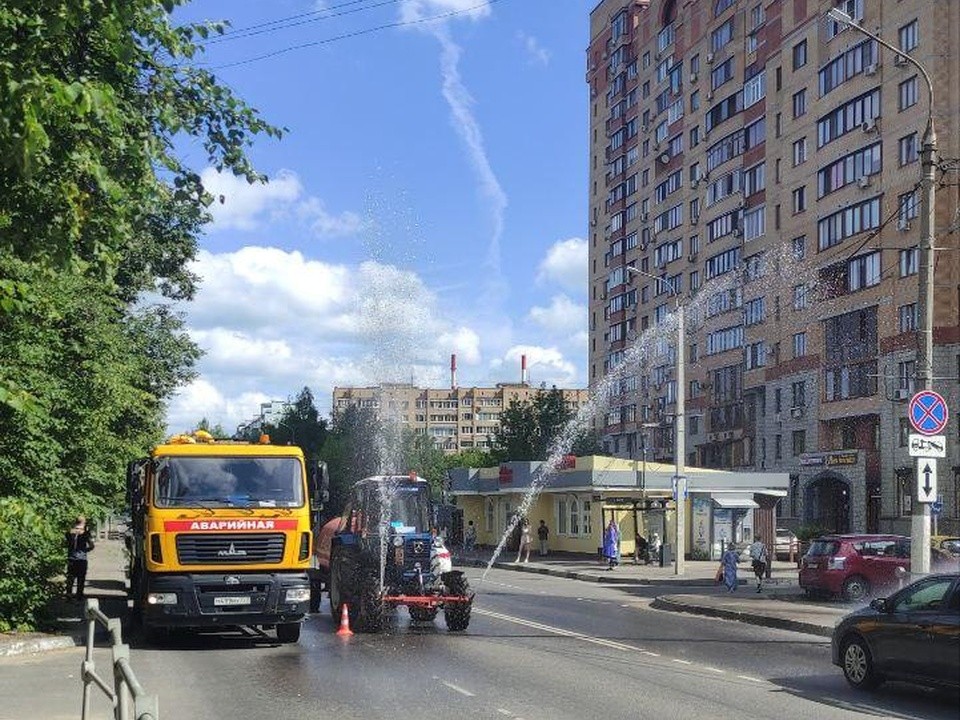 Поливомоечные машины охлаждают воздух и дороги Долгопрудного