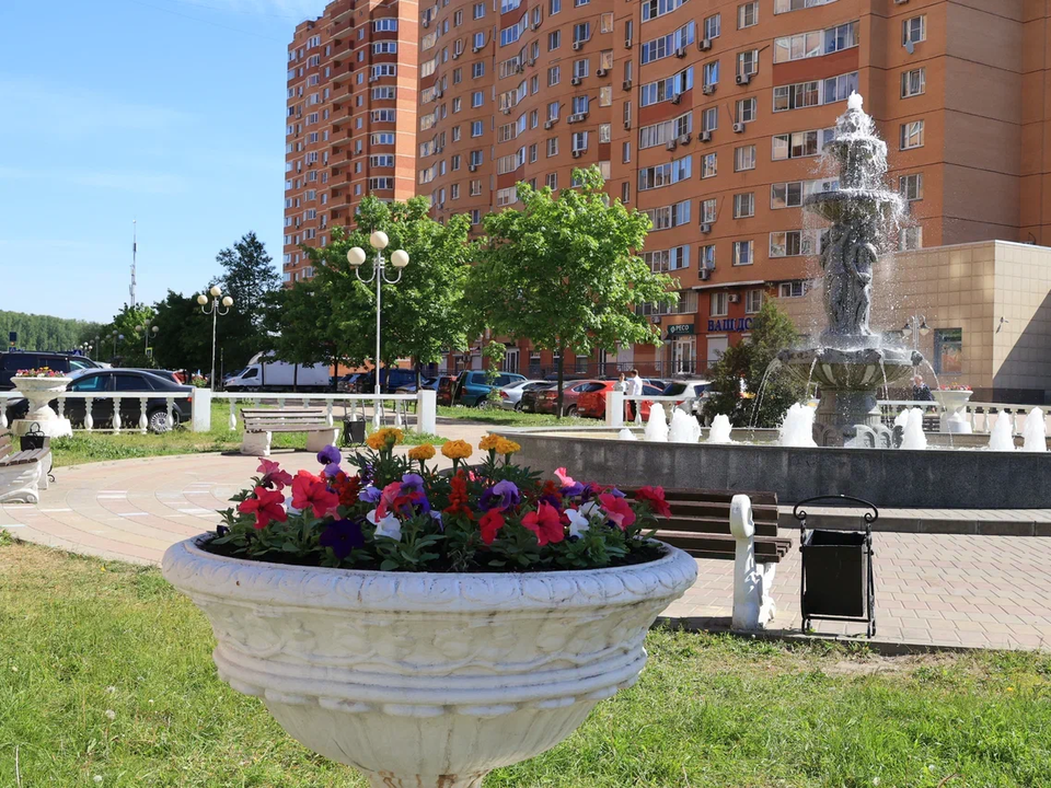 Сотрудники комбината по благоустройству рассказали, как ухаживают за городскими клумбами