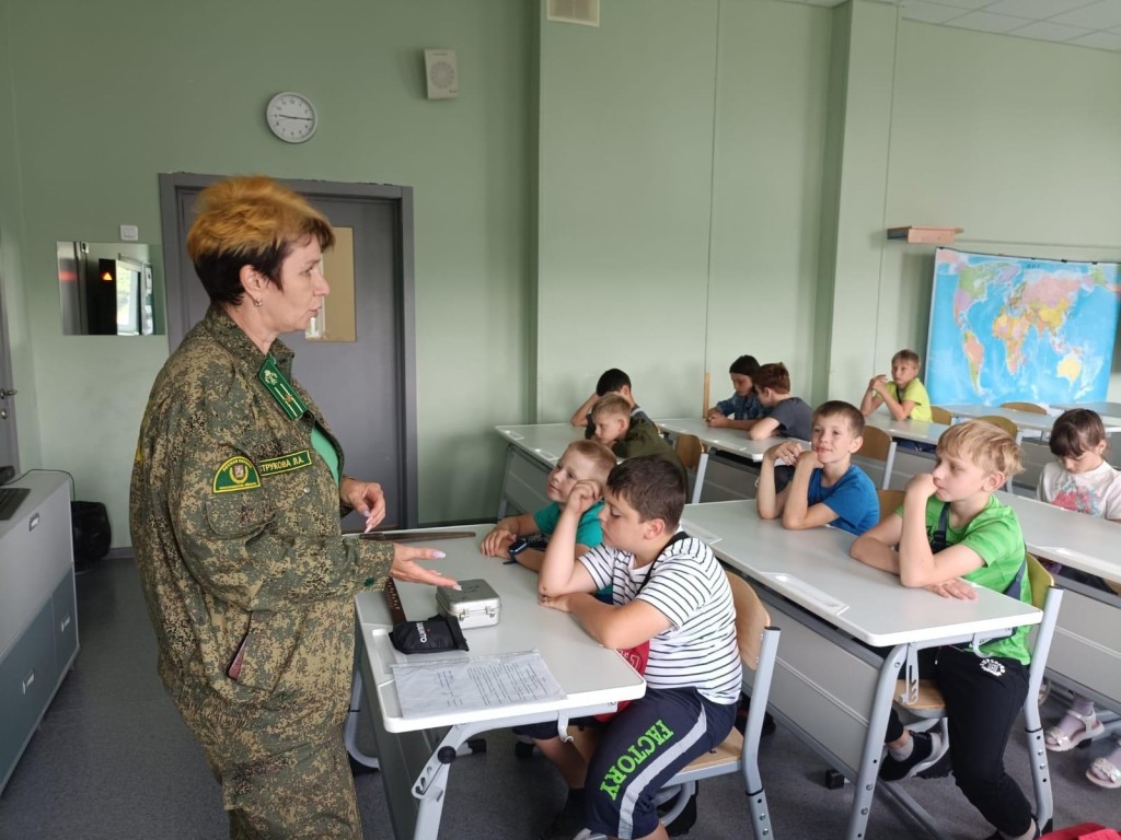 Школьников Коломны научат пользоваться ранцевым огнетушителем