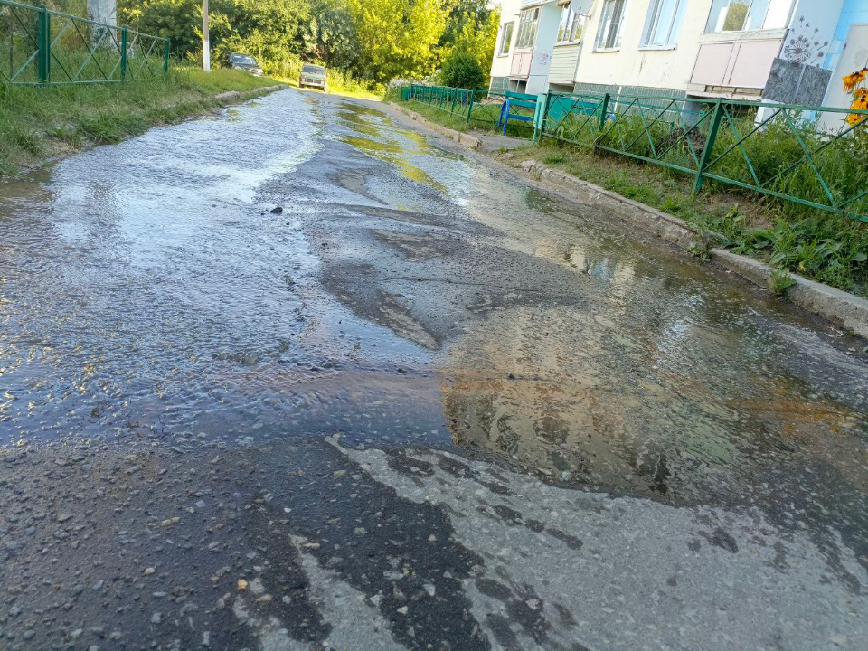 Холодную воду отключили на Новой улице в селе Новый Быт из-за утечки