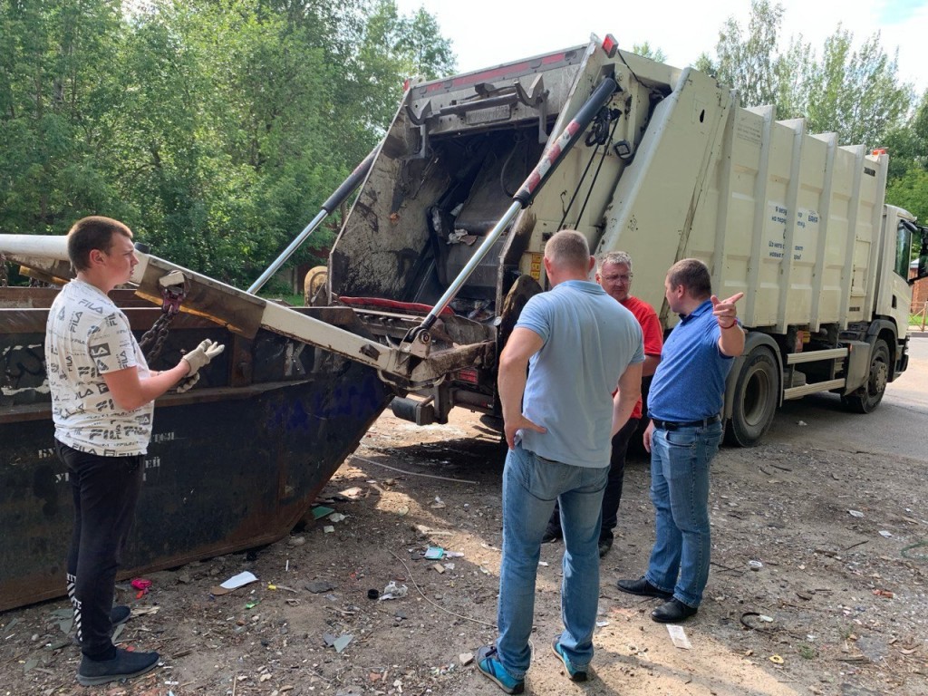 Мусор на улице Ленина в Запрудне начнут вывозить в срок после вмешательства администрации